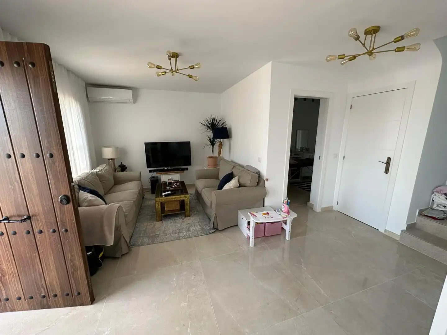 Sala d'estar de Casa adosada en venda en Mijas amb Aire condicionat, Terrassa i Piscina
