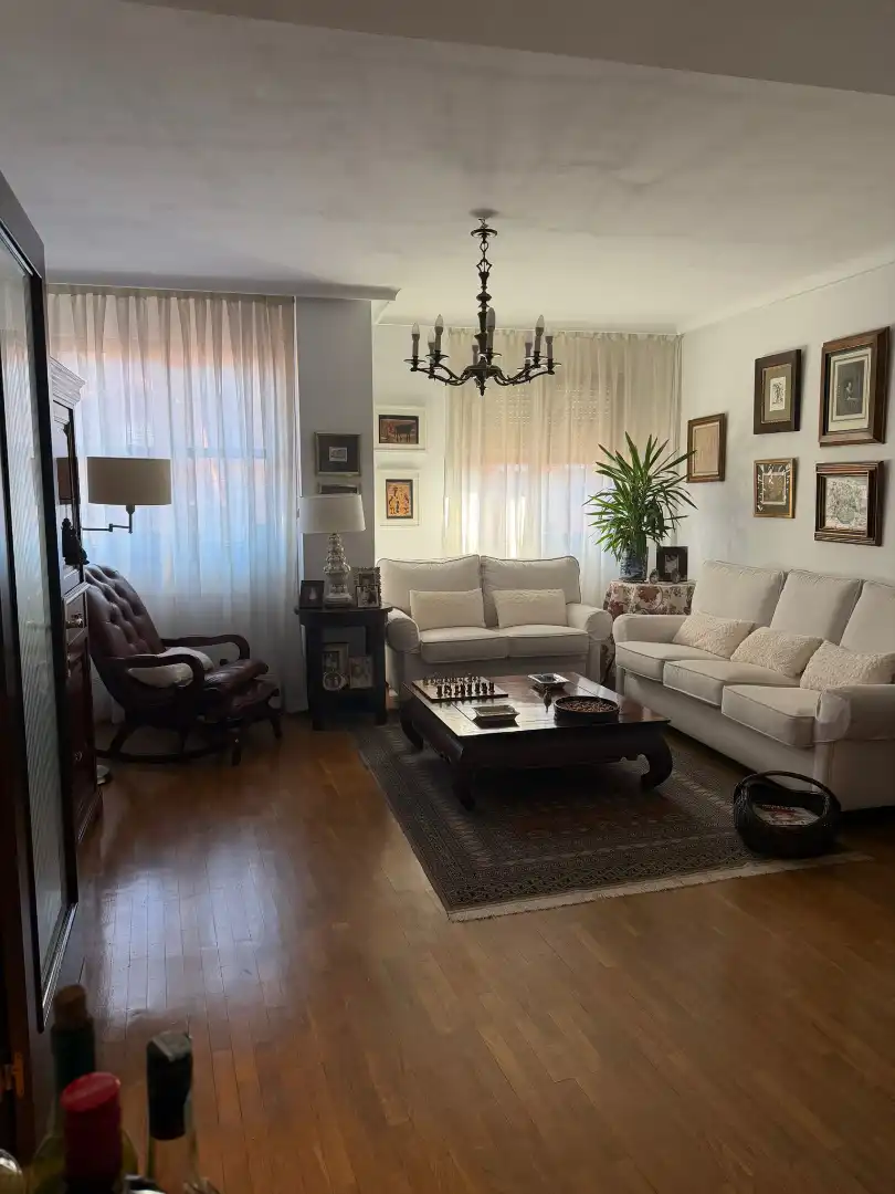 Sala d'estar de Dúplex en venda en Oviedo  amb Calefacció, Parquet i Moblat