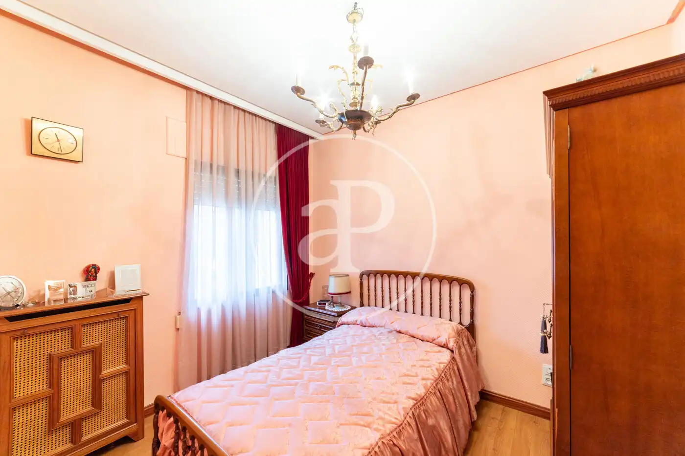 Dormitori de Casa adosada en venda en Madrid amb Aire condicionat, Calefacció i Jardí privat