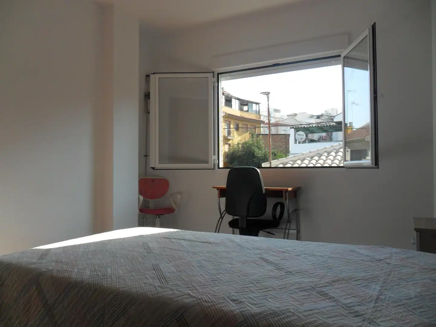 Schlafzimmer von Dachboden zur Miete in Maracena mit Terrasse, Abstellraum und Möbliert