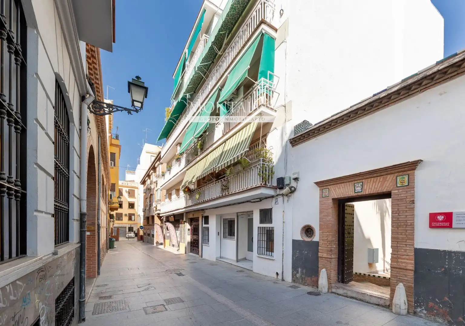 Vista exterior de Pis en venda en Granada amb Terrassa i Traster