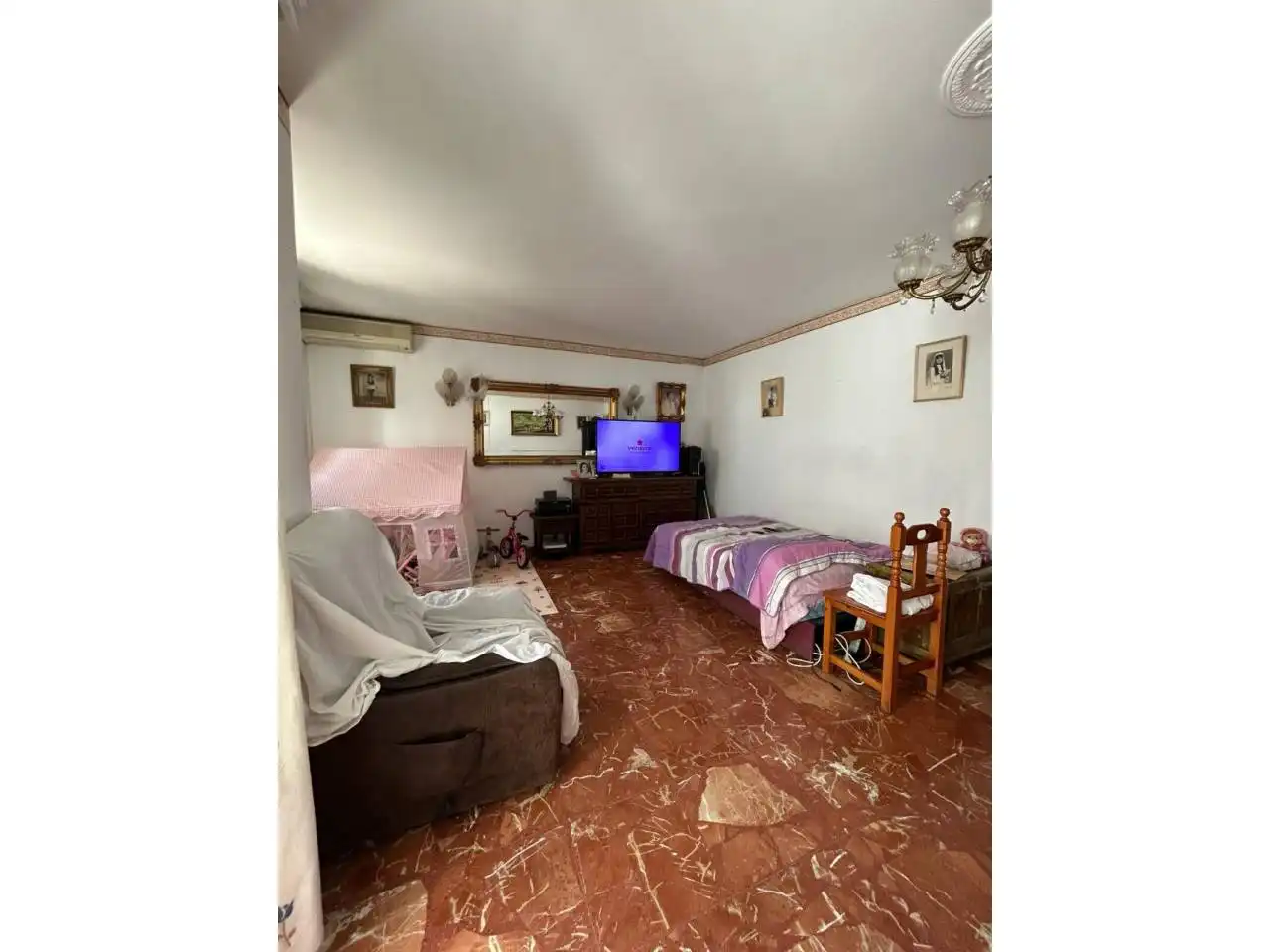 Wohnzimmer von Einfamilien-Reihenhaus zum Verkauf in Estepona mit Klimaanlage und Terrasse