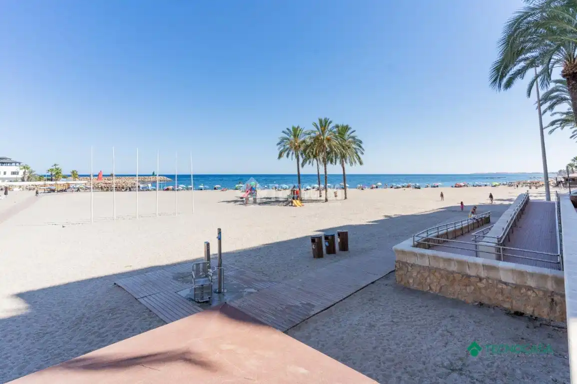 Vista exterior de Pis en venda en Roquetas de Mar amb Aire condicionat i Terrassa