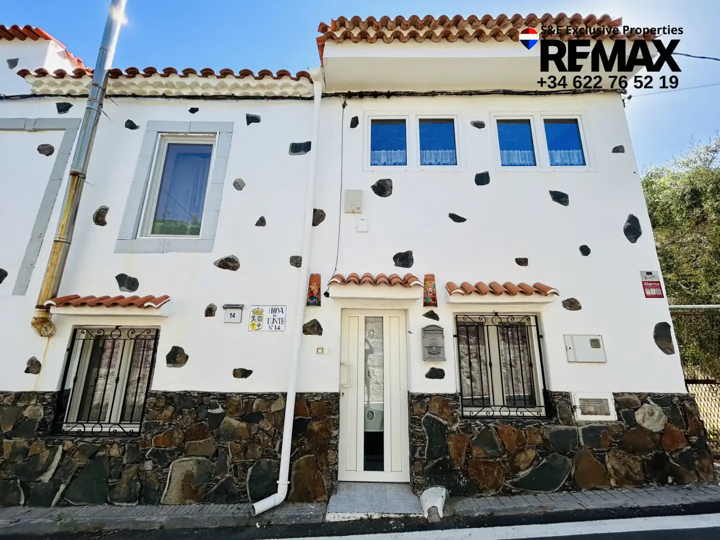 Vista exterior de Casa adosada en venda en San Bartolomé de Tirajana amb Aire condicionat, Calefacció i Jardí privat