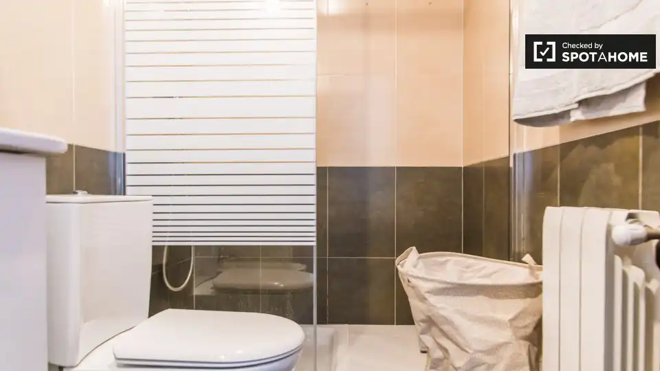 Bathroom of Flat for rent in Valencia  with Air Conditioner, Heating and Furnished