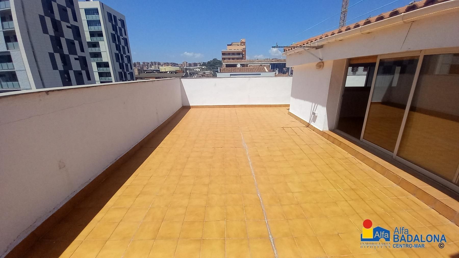 Terrassa de Àtic de lloguer en Badalona amb Calefacció, Parquet i Terrassa