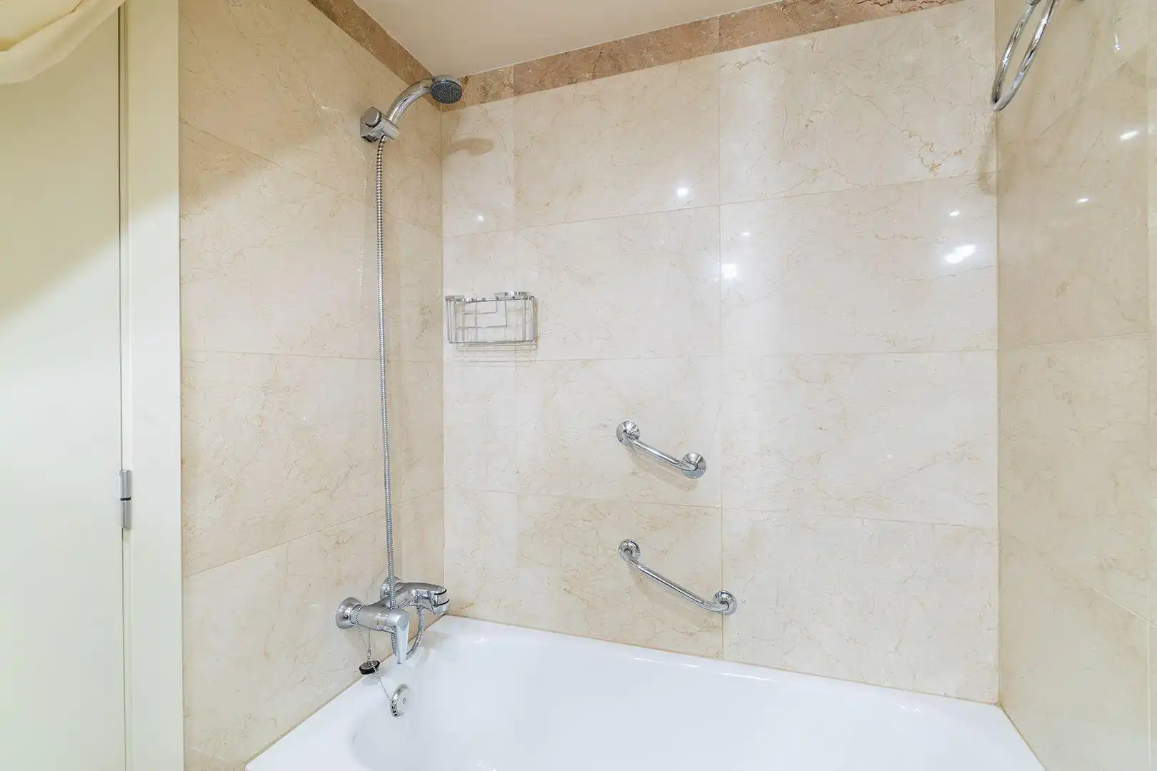 Badezimmer von Maisonette zum Verkauf in Barcelona mit Klimaanlage, Heizung und Privatgarten
