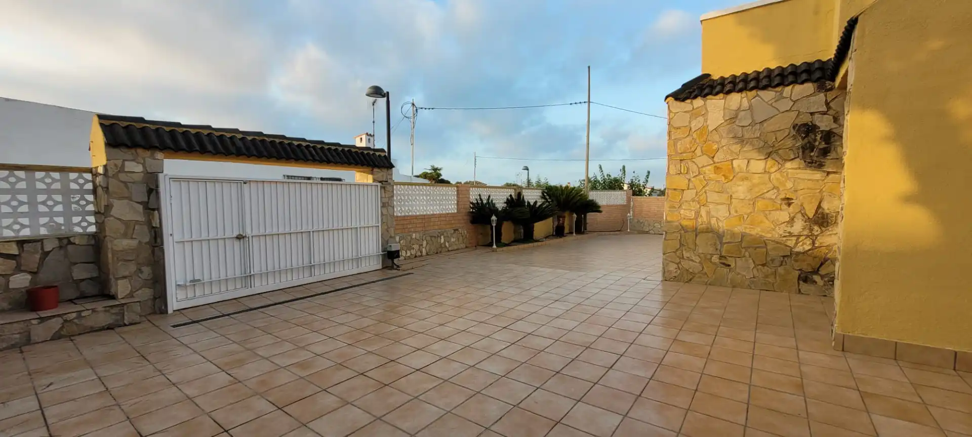 Vista exterior de Casa o xalet en venda en Vinaròs amb Aire condicionat, Calefacció i Jardí privat
