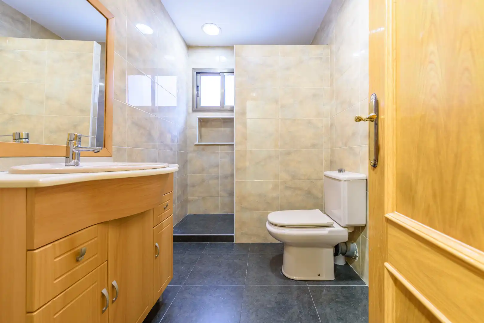 Badezimmer von Wohnung zum Verkauf in Tarragona mit Klimaanlage, Möbliert und Ofen