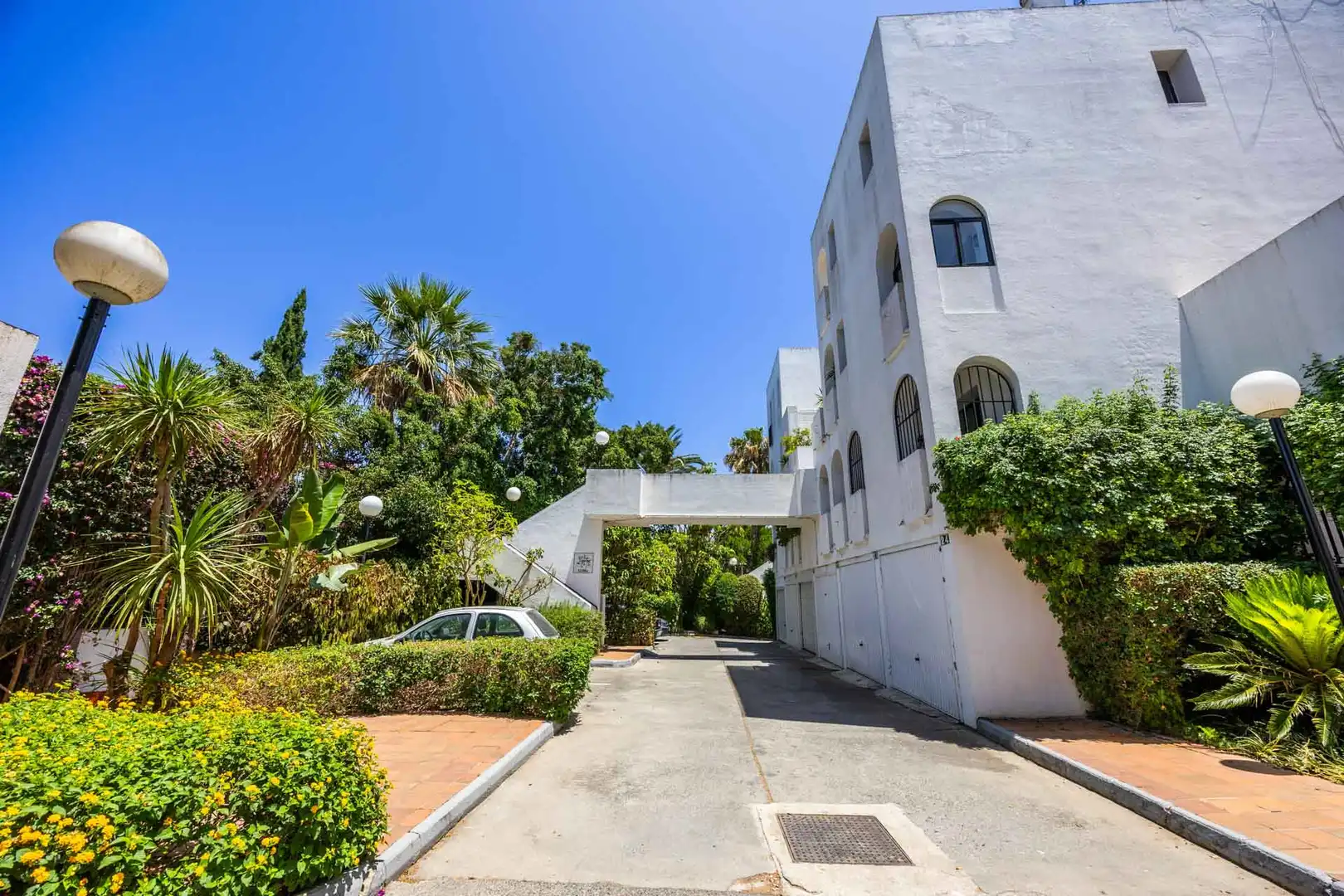 Außenansicht von Erdgeschoss zum Verkauf in Sotogrande mit Klimaanlage, Privatgarten und Terrasse