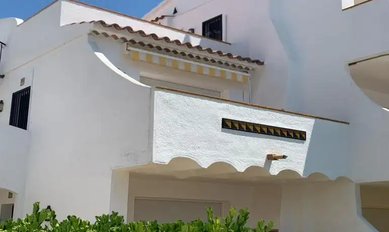 Vista exterior de Pis en venda en Roses amb Calefacció, Jardí privat i Moblat