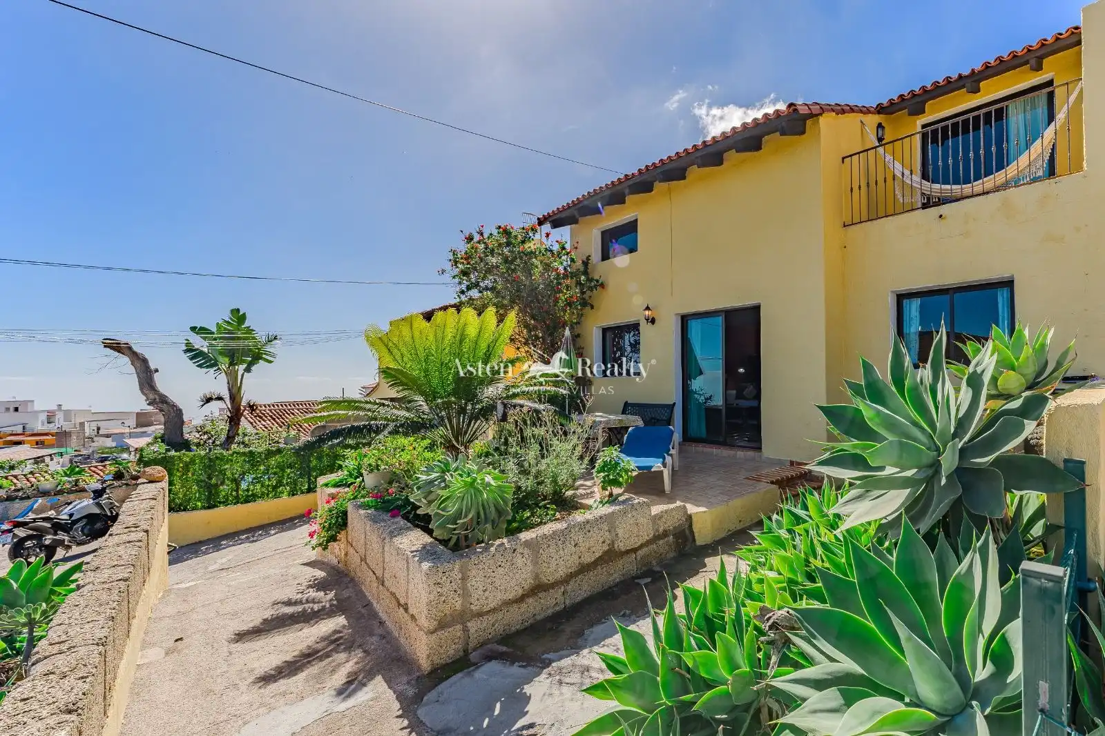 Vista exterior de Casa adosada en venta en San Miguel de Abona con Jardín privado, Terraza y Amueblado