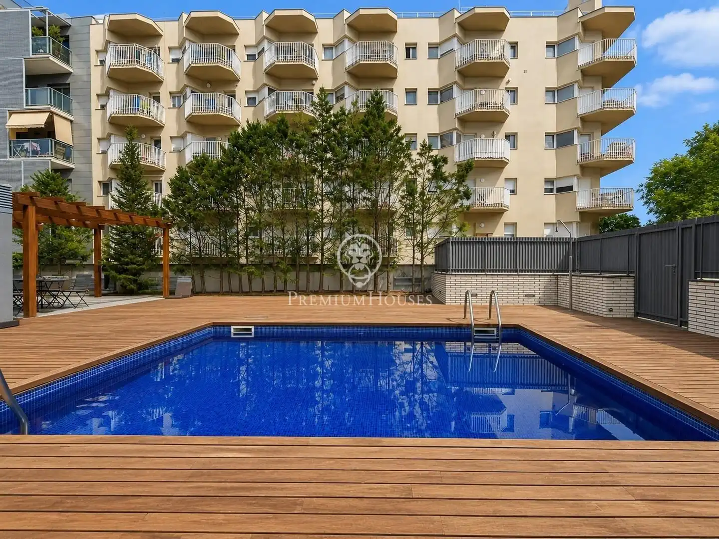 Schwimmbecken von Wohnung zum Verkauf in Barcelona mit Heizung, Privatgarten und Terrasse