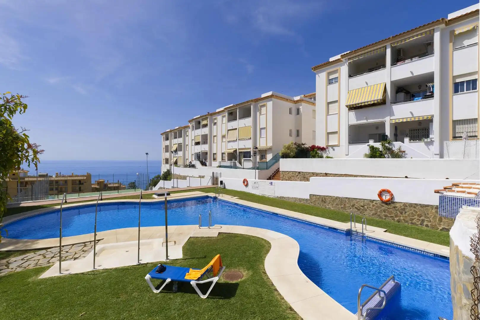 Schwimmbecken von Wohnung zum Verkauf in Benalmádena mit Klimaanlage, Privatgarten und Abstellraum