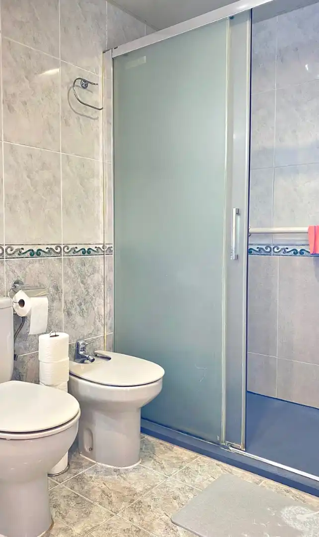 Bathroom of Flat for sale in L'Hospitalet de Llobregat  with Air Conditioner, Oven and Balcony