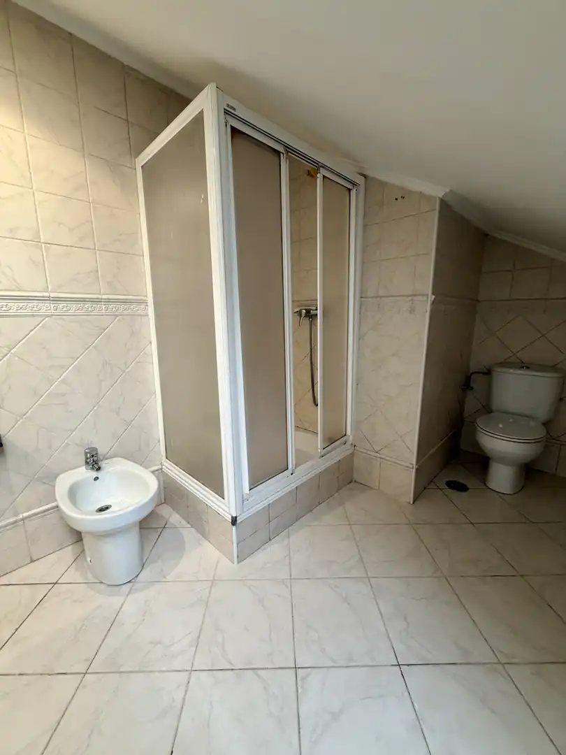 Badezimmer von Einfamilien-Reihenhaus zum Verkauf in Camargo mit Heizung, Privatgarten und Terrasse