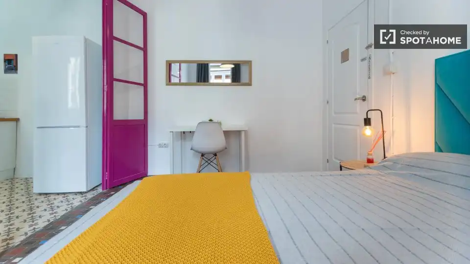 Flat with terrace to rent in Ciutat Vella, imagen 3
