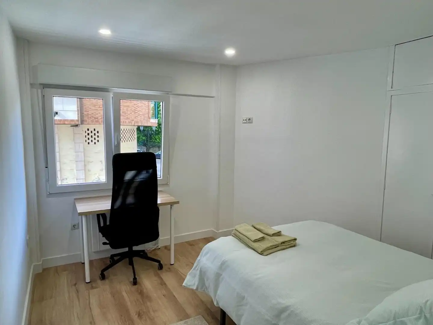 Habitación de Piso de alquiler en Oviedo  con Amueblado
