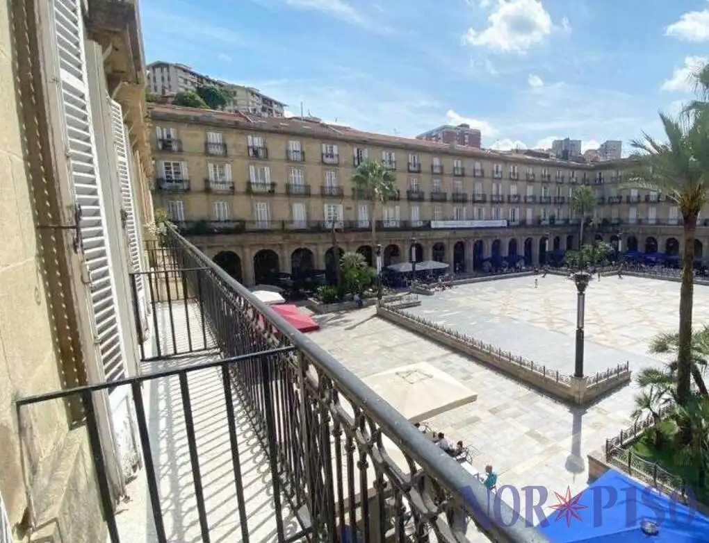 Vista exterior de Pis de lloguer en Bilbao  amb Calefacció i Balcó