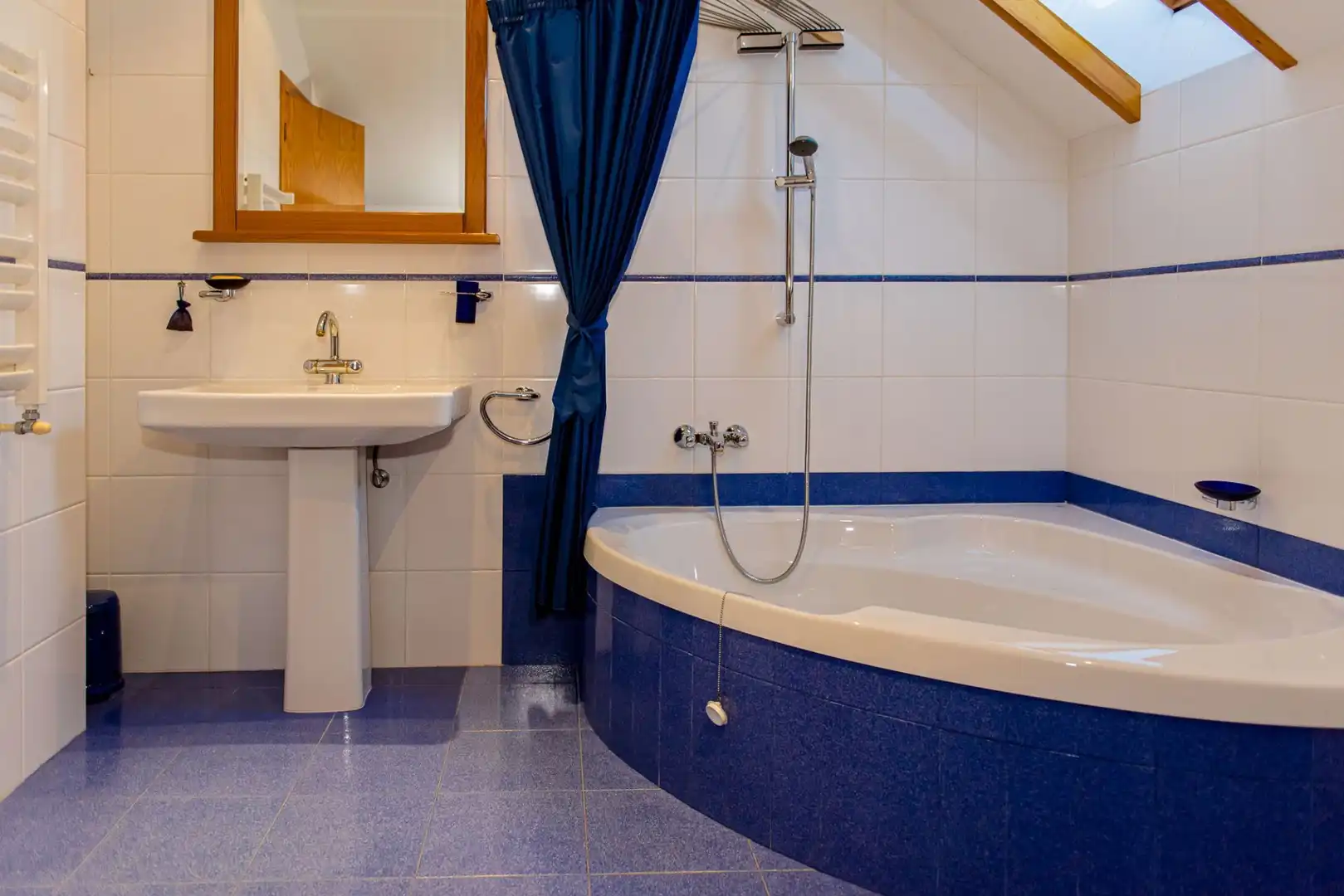 Bathroom of Houses for sale in Torre del Bierzo  with Air Conditioner, Heating and Private garden