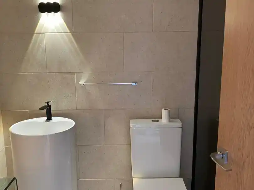 Badezimmer von Wohnung zum Verkauf in Marbella mit Klimaanlage, Schwimmbad und Balkon