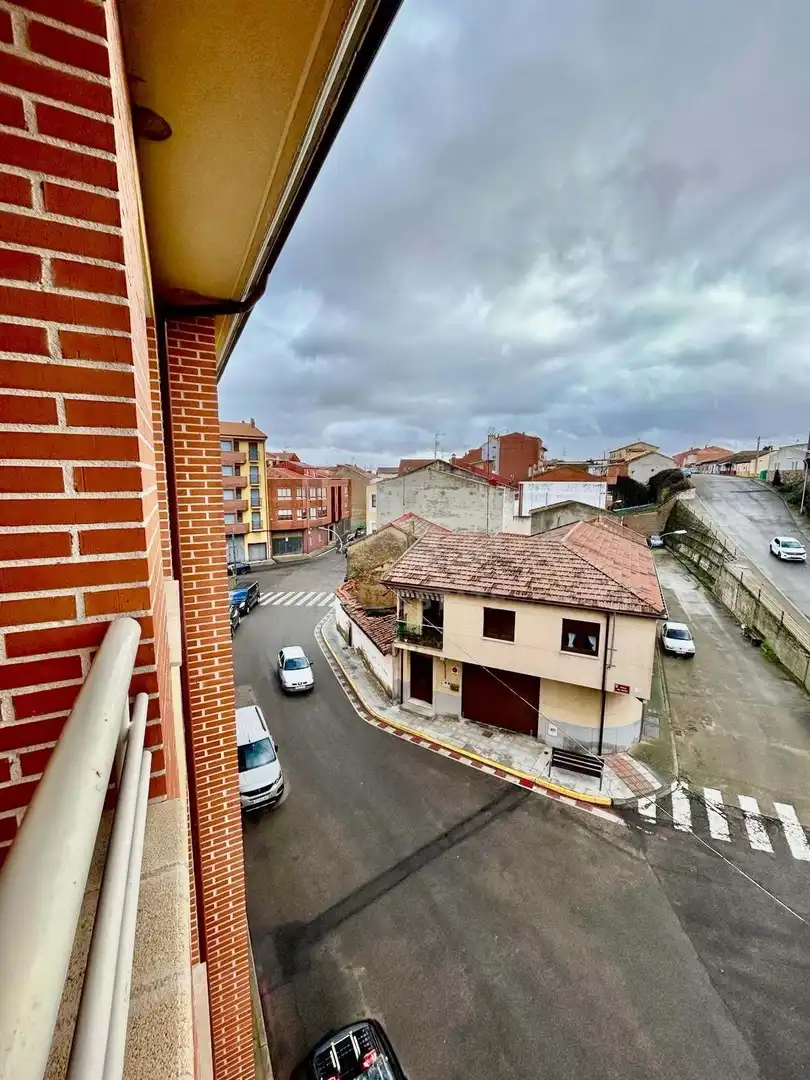 Vista exterior de Piso en venta en La Bañeza  con Calefacción