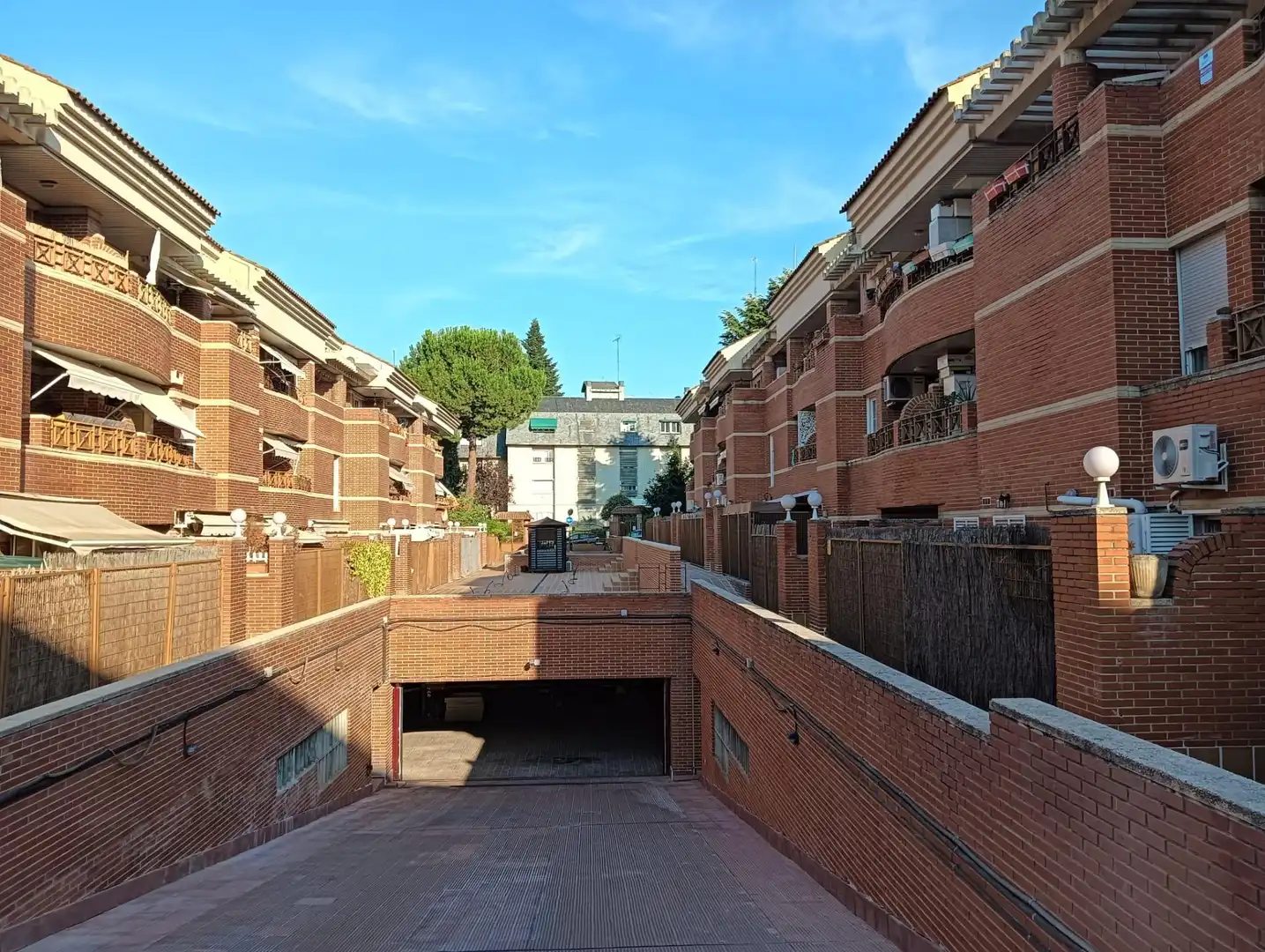 Vista exterior de Piso en venta en Las Rozas de Madrid con Calefacción, Jardín privado y Piscina comunitaria