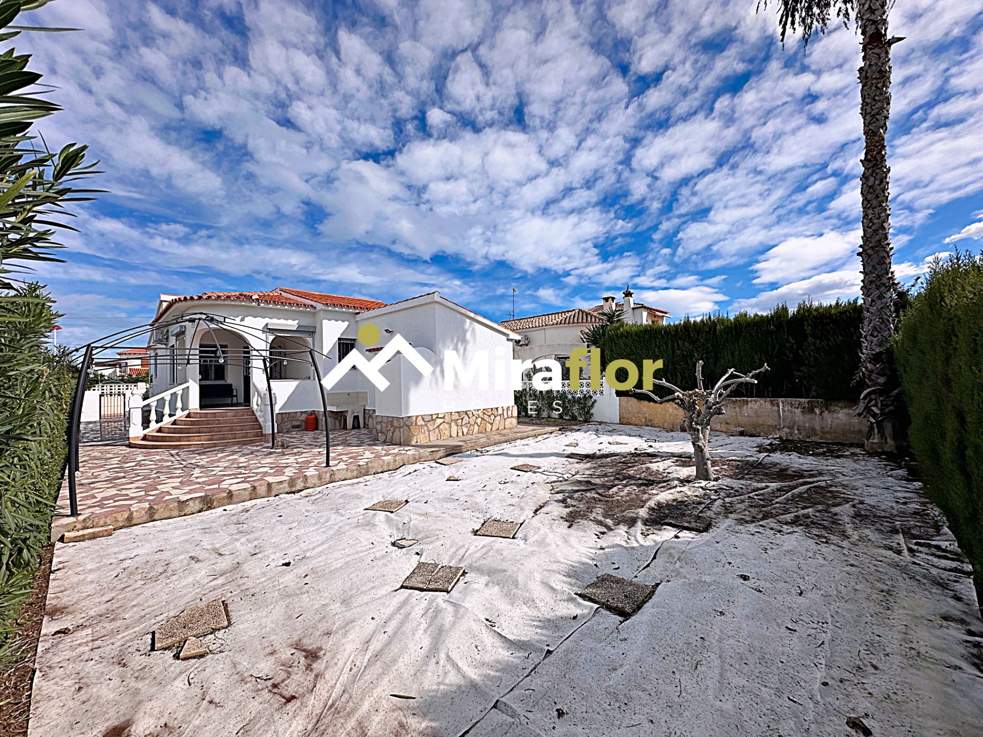 Vista exterior de Casa o xalet en venda en Els Poblets amb Aire condicionat, Jardí privat i Terrassa