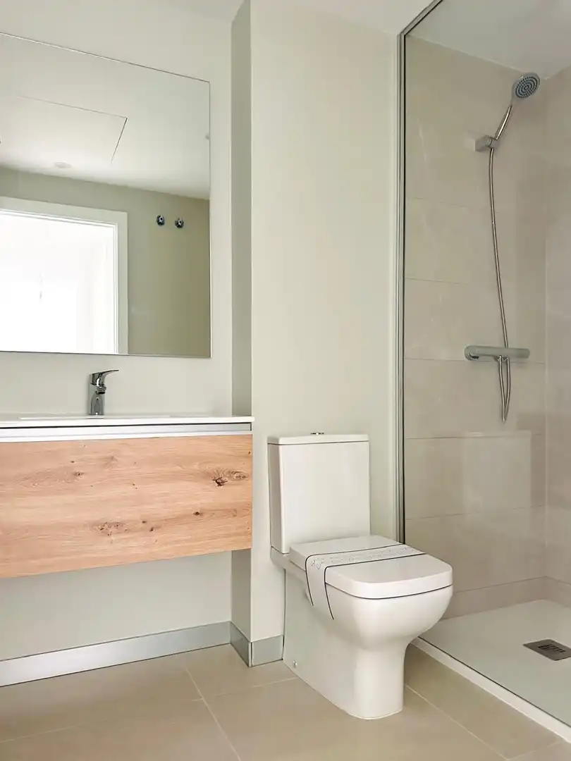 Badezimmer von Wohnungen zum Verkauf in Manilva mit Klimaanlage, Heizung und Terrasse