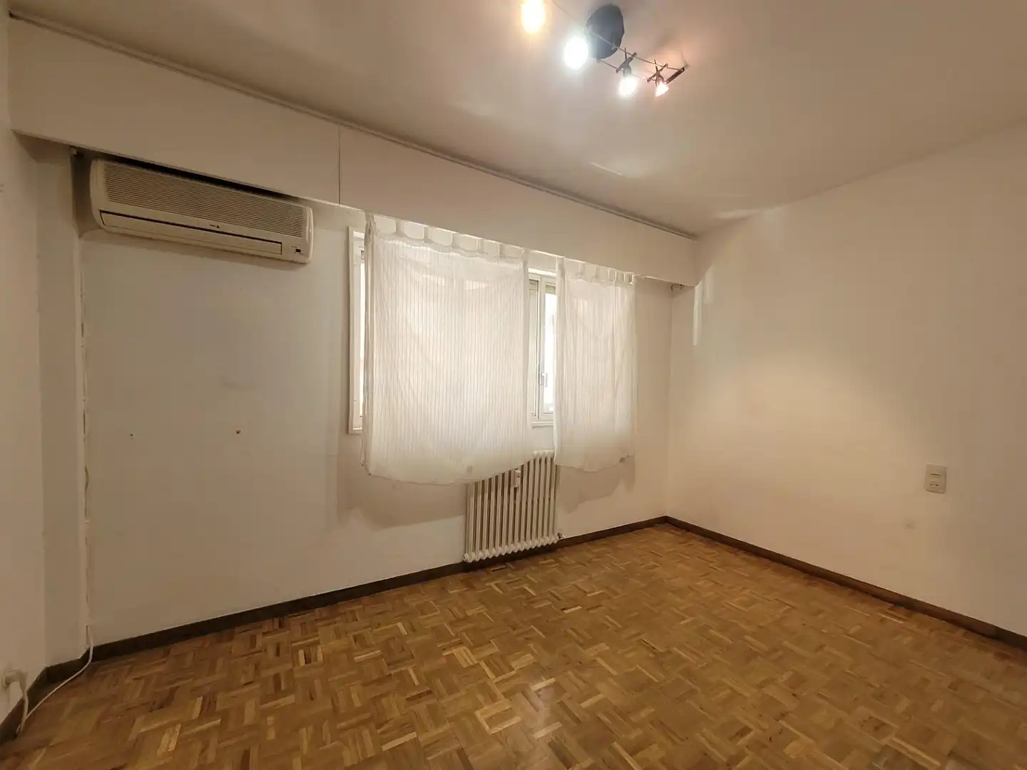 Dormitori de Apartament de lloguer en Madrid amb Calefacció, Parquet i Traster
