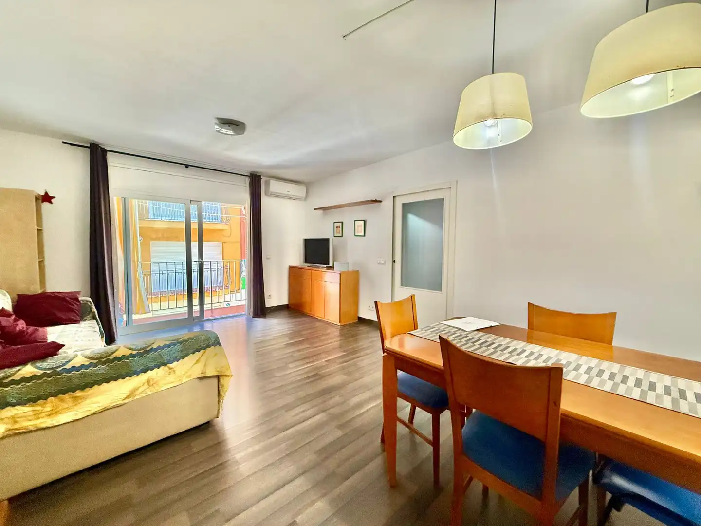 Living room of Flat for sale in Blanes  with Air Conditioner, Parquet flooring and Furnished
