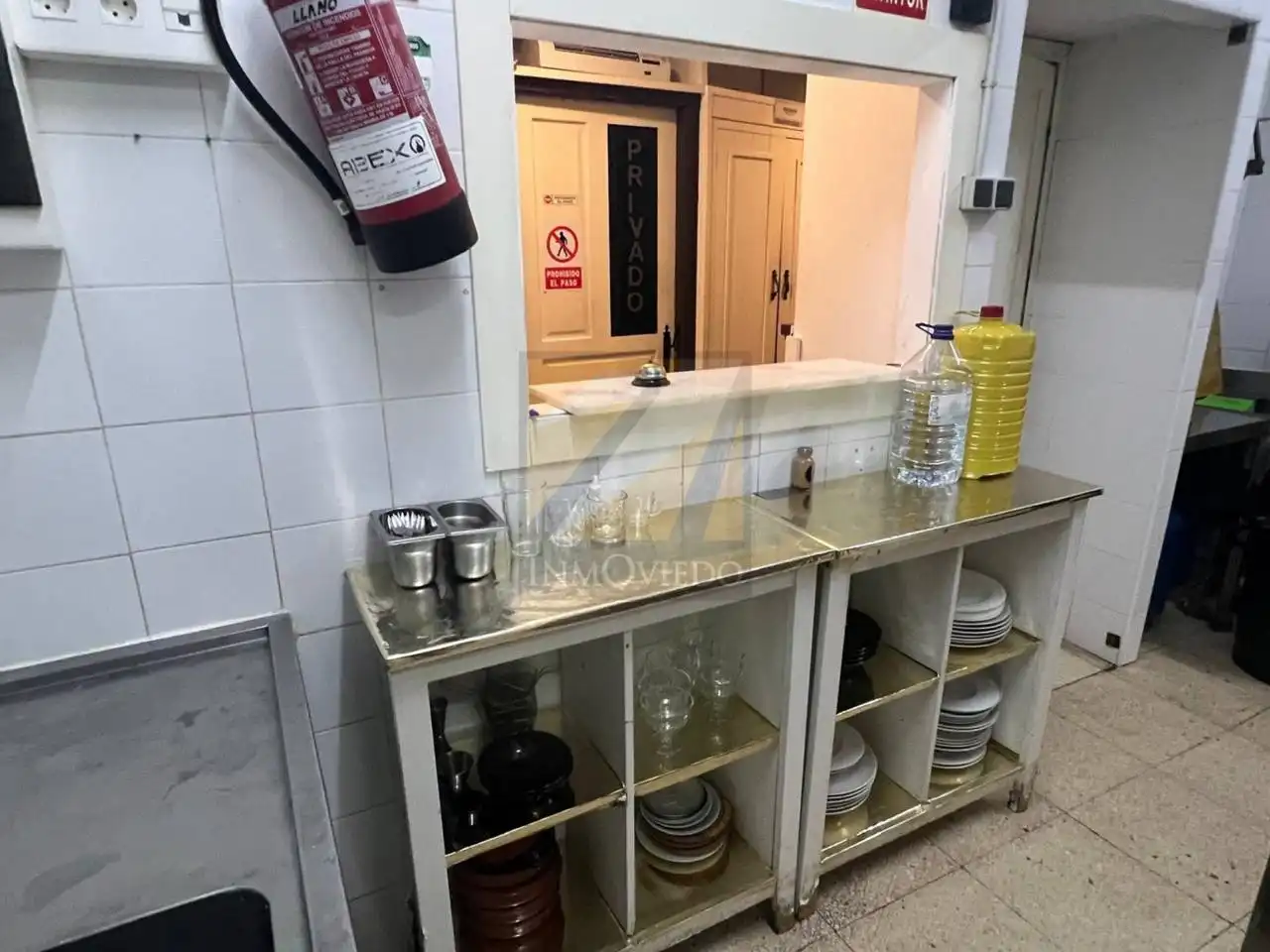 Cuina de Local de lloguer en Oviedo  amb Aire condicionat i Alarma