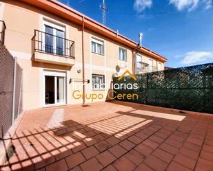 Außenansicht von Einfamilien-Reihenhaus zum verkauf in Redecilla del Camino mit Terrasse und Balkon