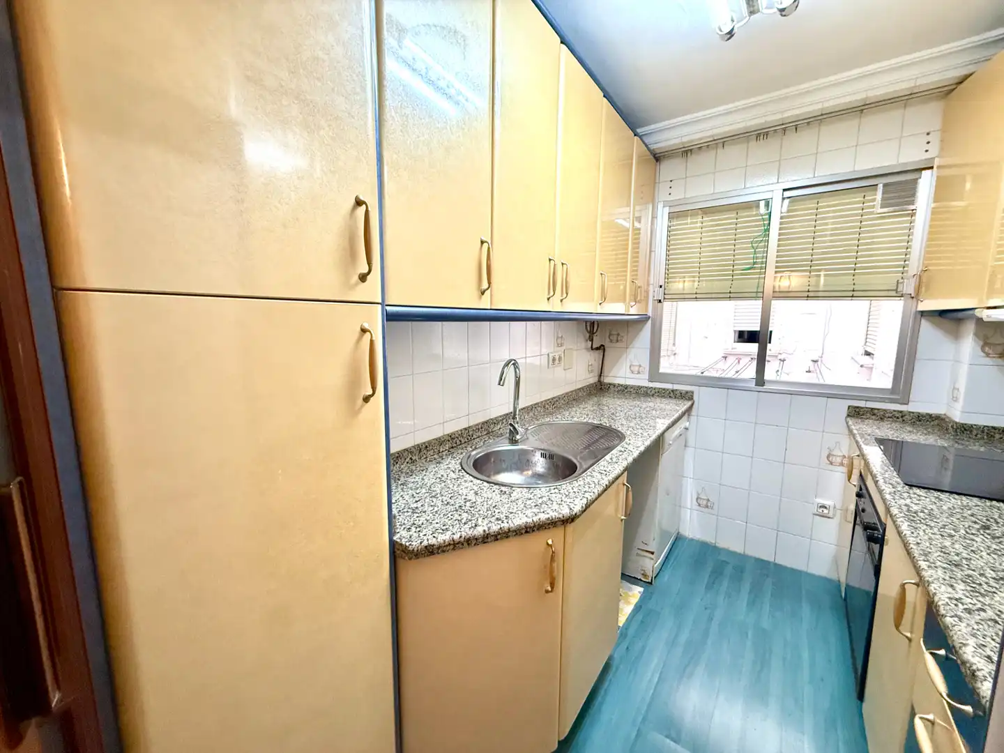 Küche von Wohnung zum Verkauf in San Juan de Aznalfarache mit Klimaanlage und Ofen