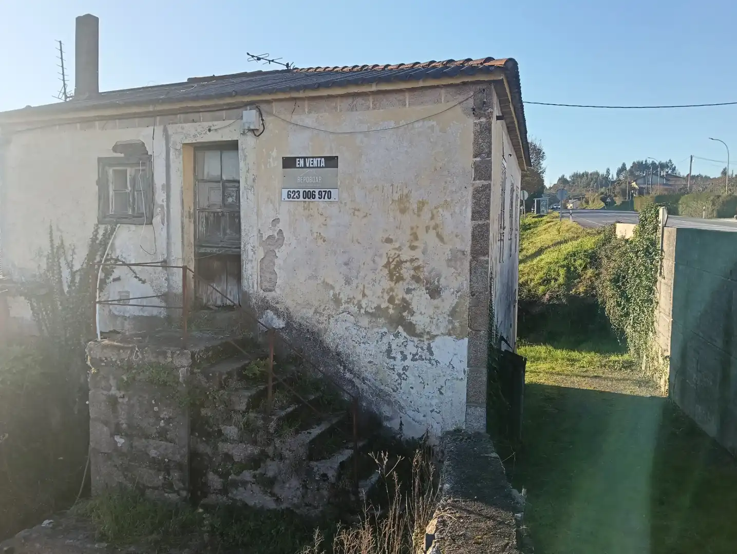 Vista exterior de Casa adosada en venda en Coirós amb Jardí privat