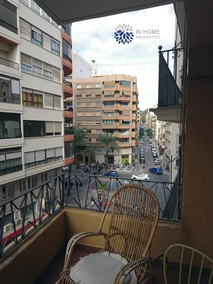 Vista exterior de Piso de alquiler en Alicante / Alacant con Terraza y Balcón
