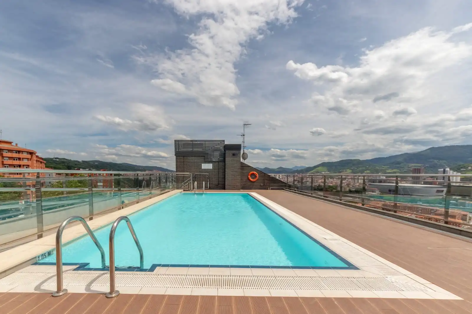Piscina de Pis en venda en Bilbao  amb Calefacció, Terrassa i Traster