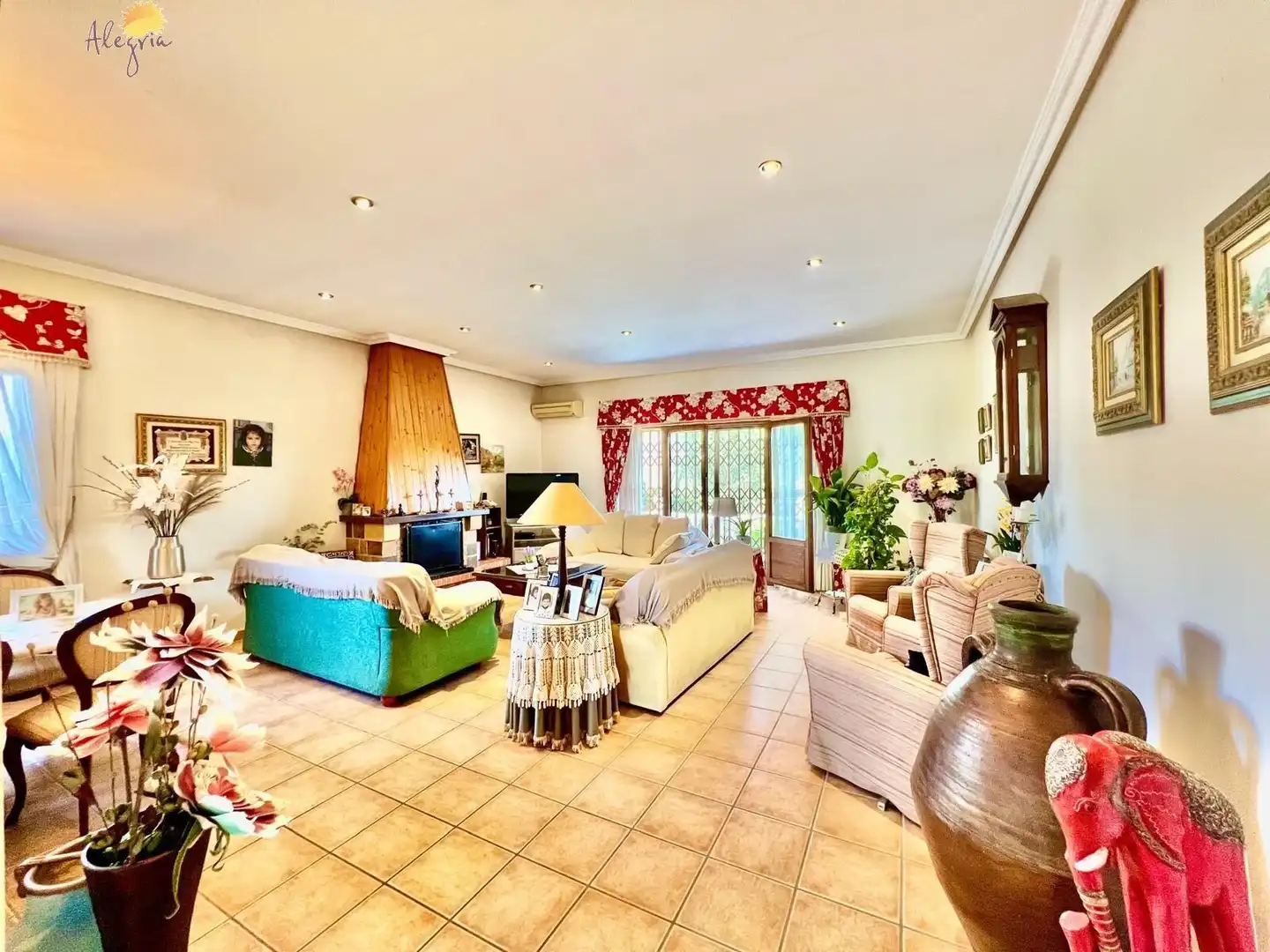 Sala d'estar de Casa o xalet en venda en Daya Vieja amb Aire condicionat, Calefacció i Jardí privat