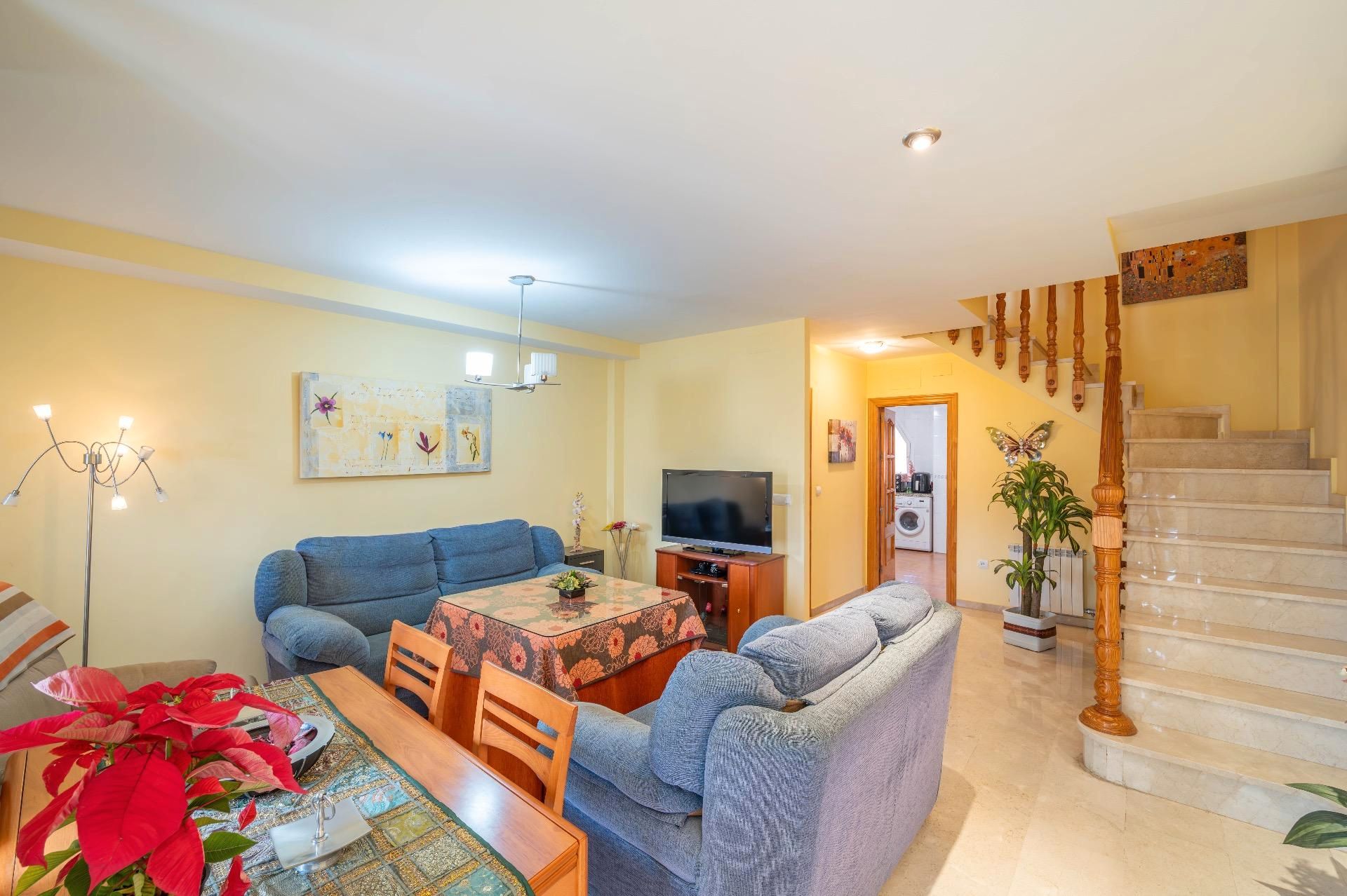 Sala de estar de Casa adosada en venta en Las Gabias con Aire acondicionado, Calefacción y Amueblado