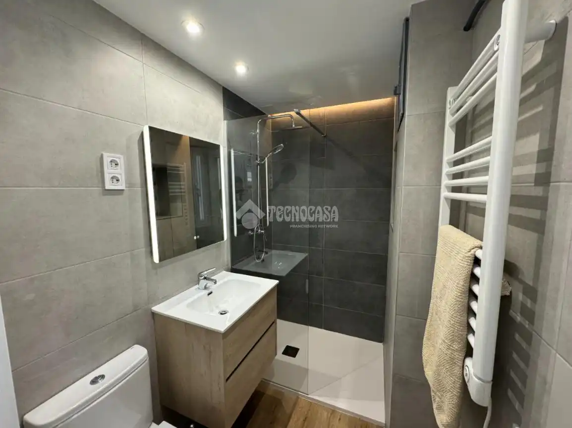 Badezimmer von Wohnung zur Miete in Madrid mit Klimaanlage, Heizung und Parkett