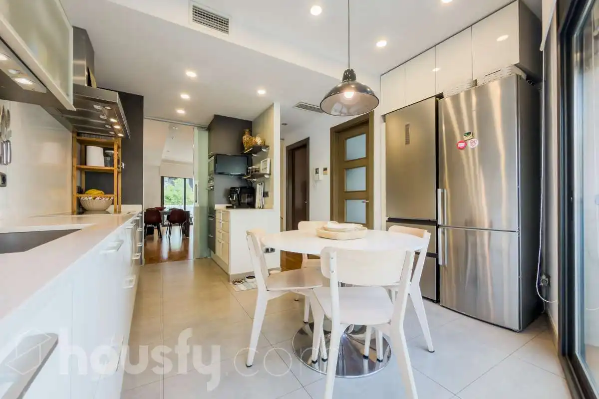 Cocina de Casa o chalet en venta en Barcelona con Aire acondicionado, Calefacción y Jardín privado