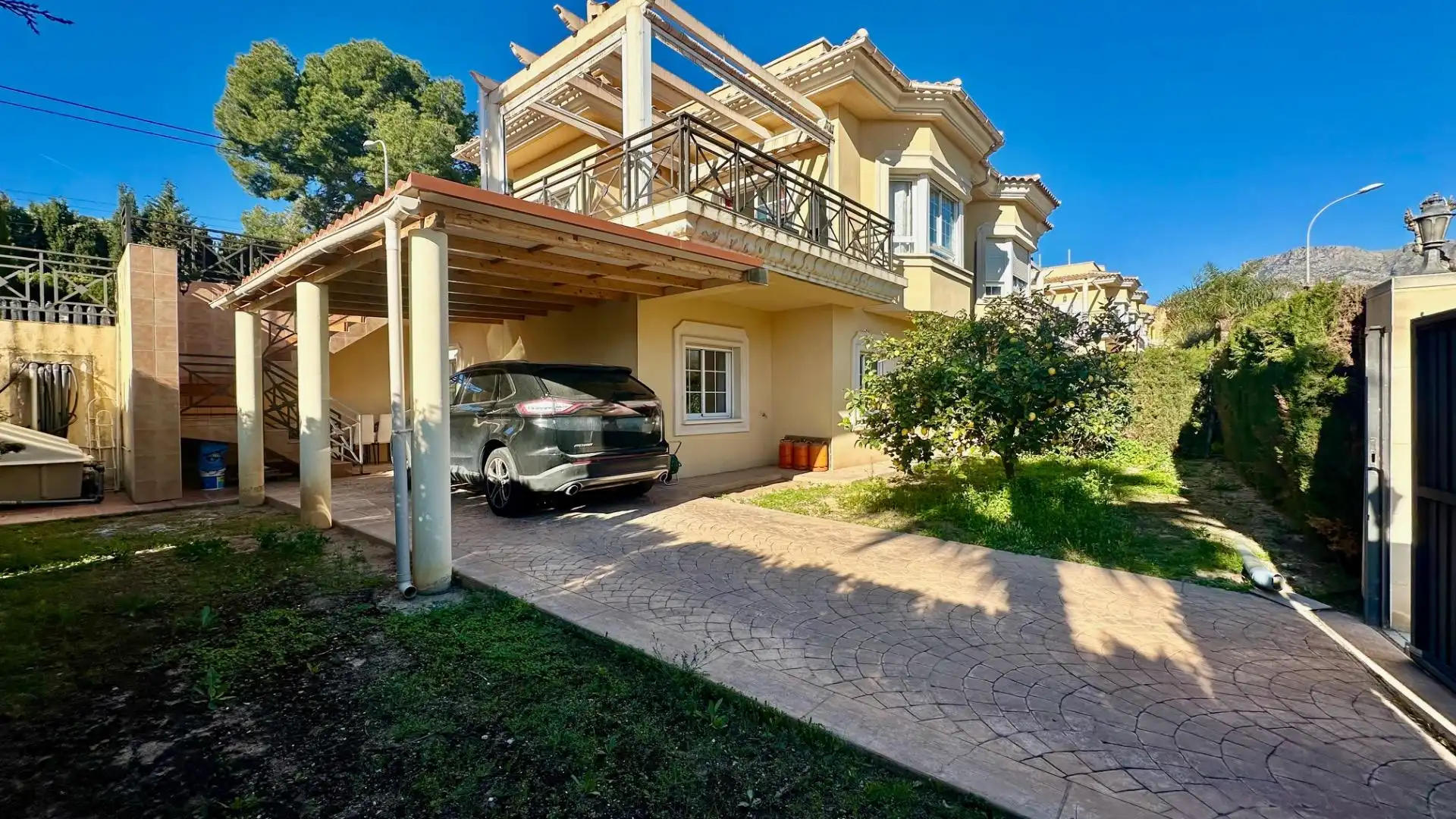 Vista exterior de Casa adosada de lloguer en La Nucia amb Aire condicionat, Jardí privat i Terrassa
