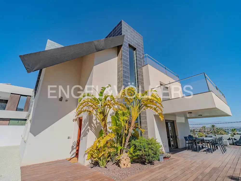Vista exterior de Casa o xalet en venda en Alicante / Alacant amb Aire condicionat, Calefacció i Jardí privat