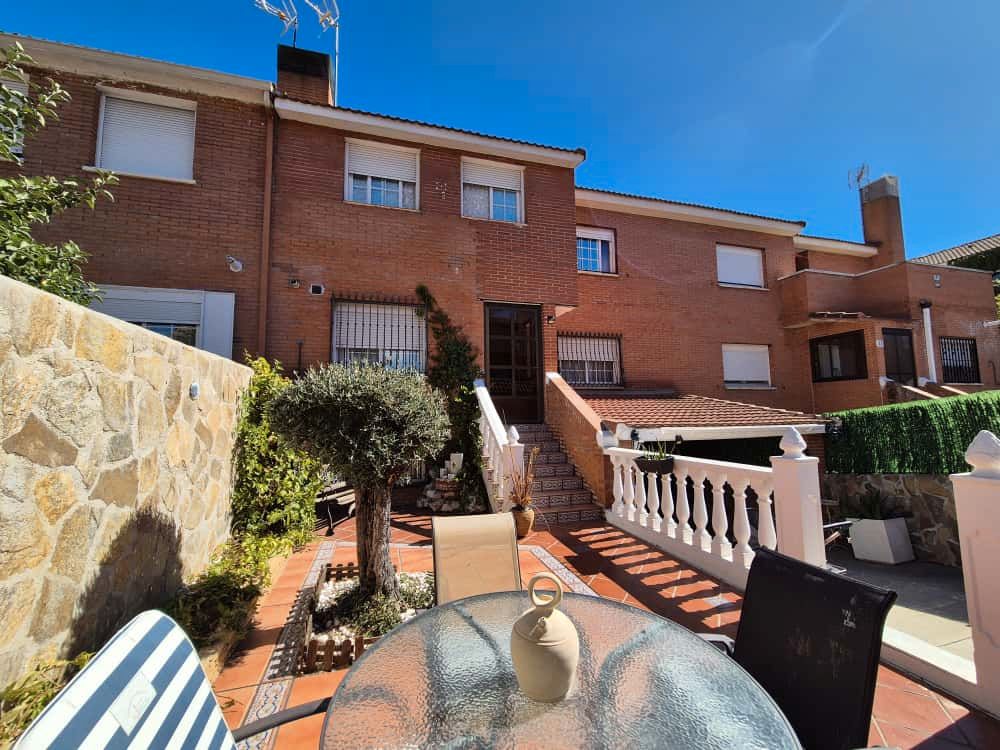 Vista exterior de Casa o xalet en venda en Rivas-Vaciamadrid amb Calefacció i Jardí privat