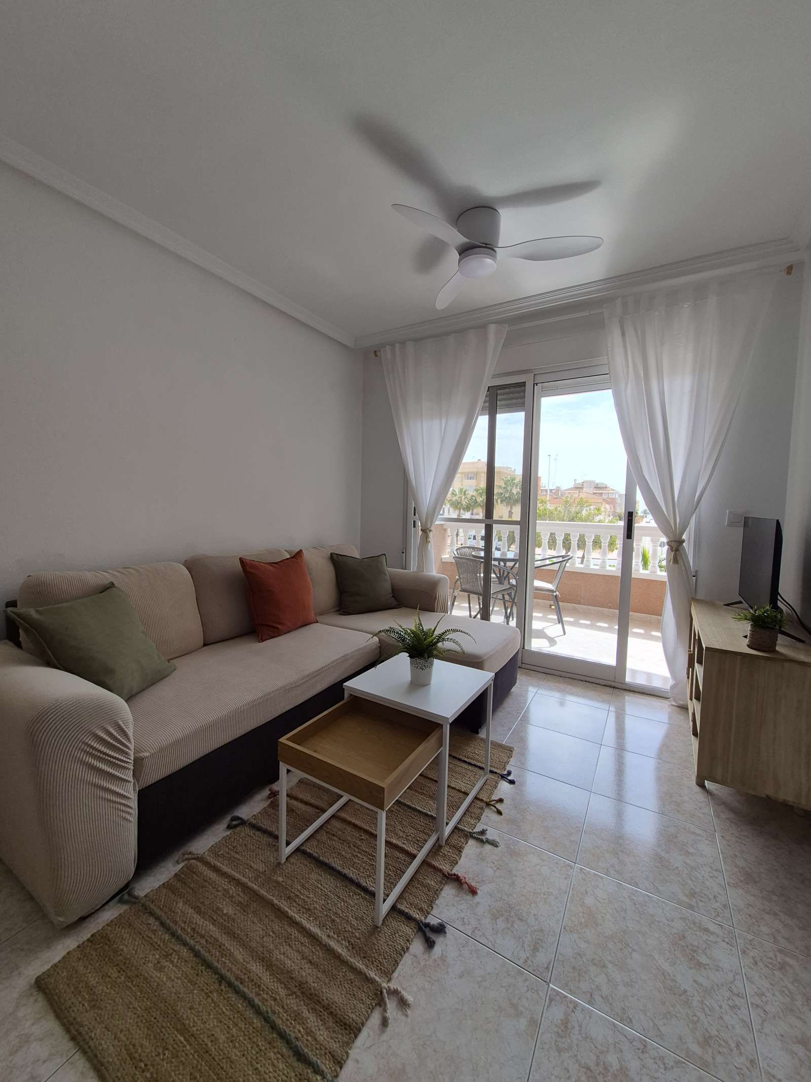 Sala d'estar de Apartament per a compartir en Santa Pola amb Aire condicionat, Terrassa i Moblat