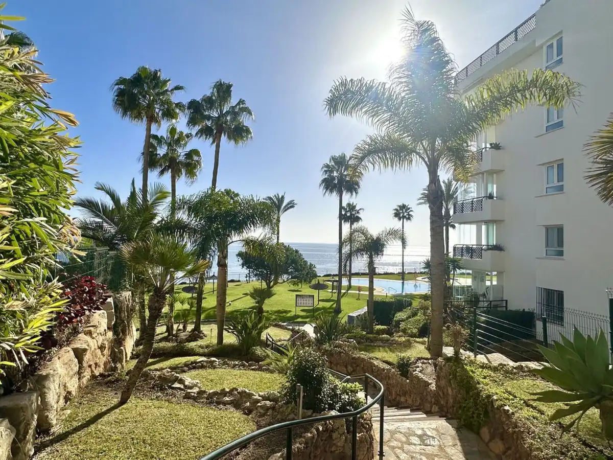 Außenansicht von Erdgeschoss zum Verkauf in Mijas mit Klimaanlage, Heizung und Privatgarten