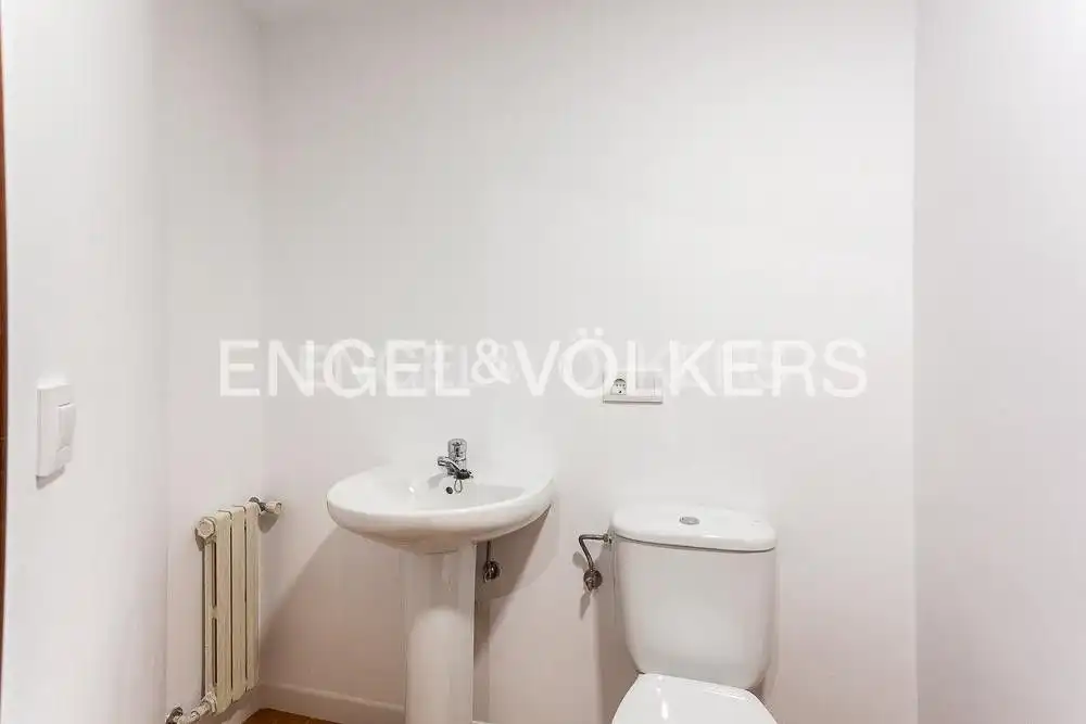 Bathroom of Flat for rent in El Pla del Real
