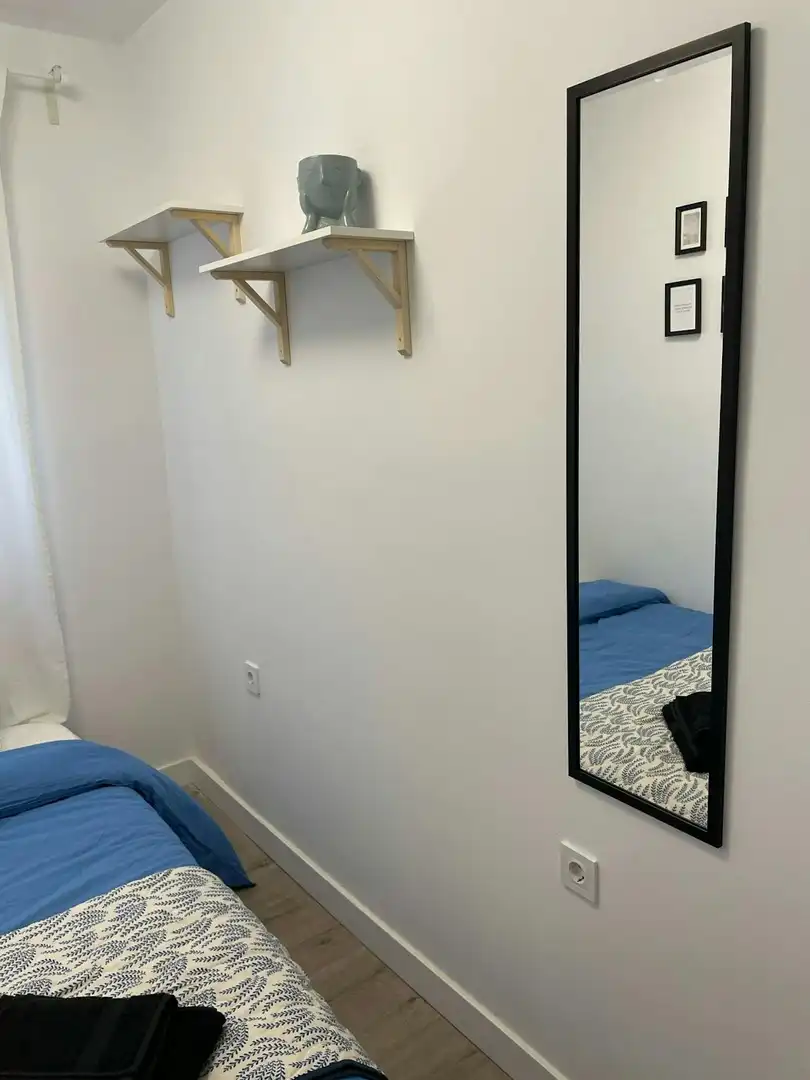 Bedroom of Flat for share in Valencia  with Washing machine