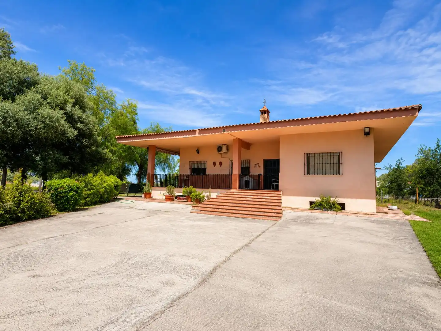 Exterior view of Houses for sale in Sevilla  with Storage room and Swimming Pool