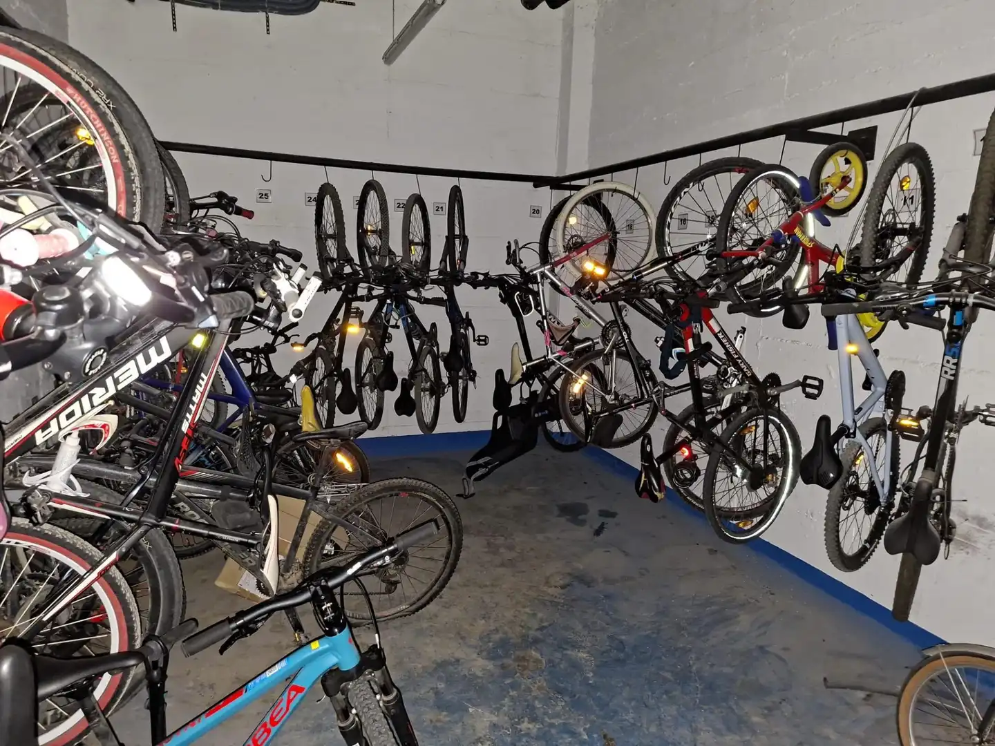 Parking de Piso en venta en Madrid con Aire acondicionado, Calefacción y Jardín privado